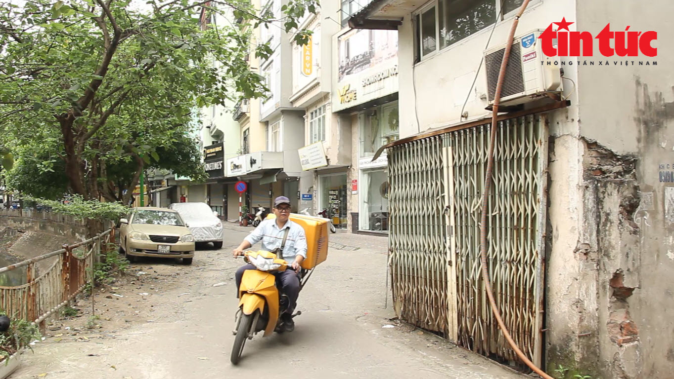  Hà Nội: Nhà nằm giữa đường gây mất an toàn giao thông 